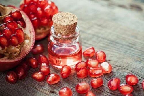 pomegranate seeds oil