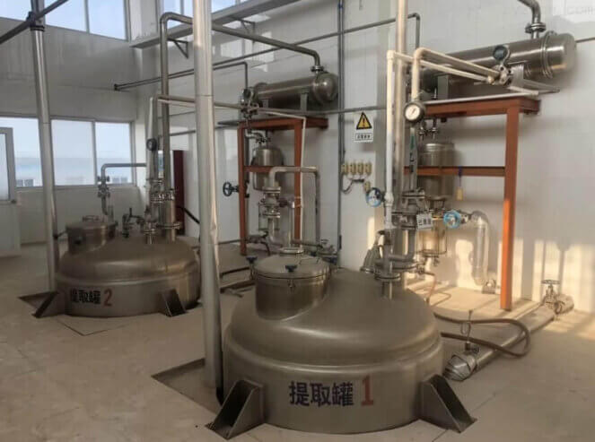 Multifunctional automatic extraction tank